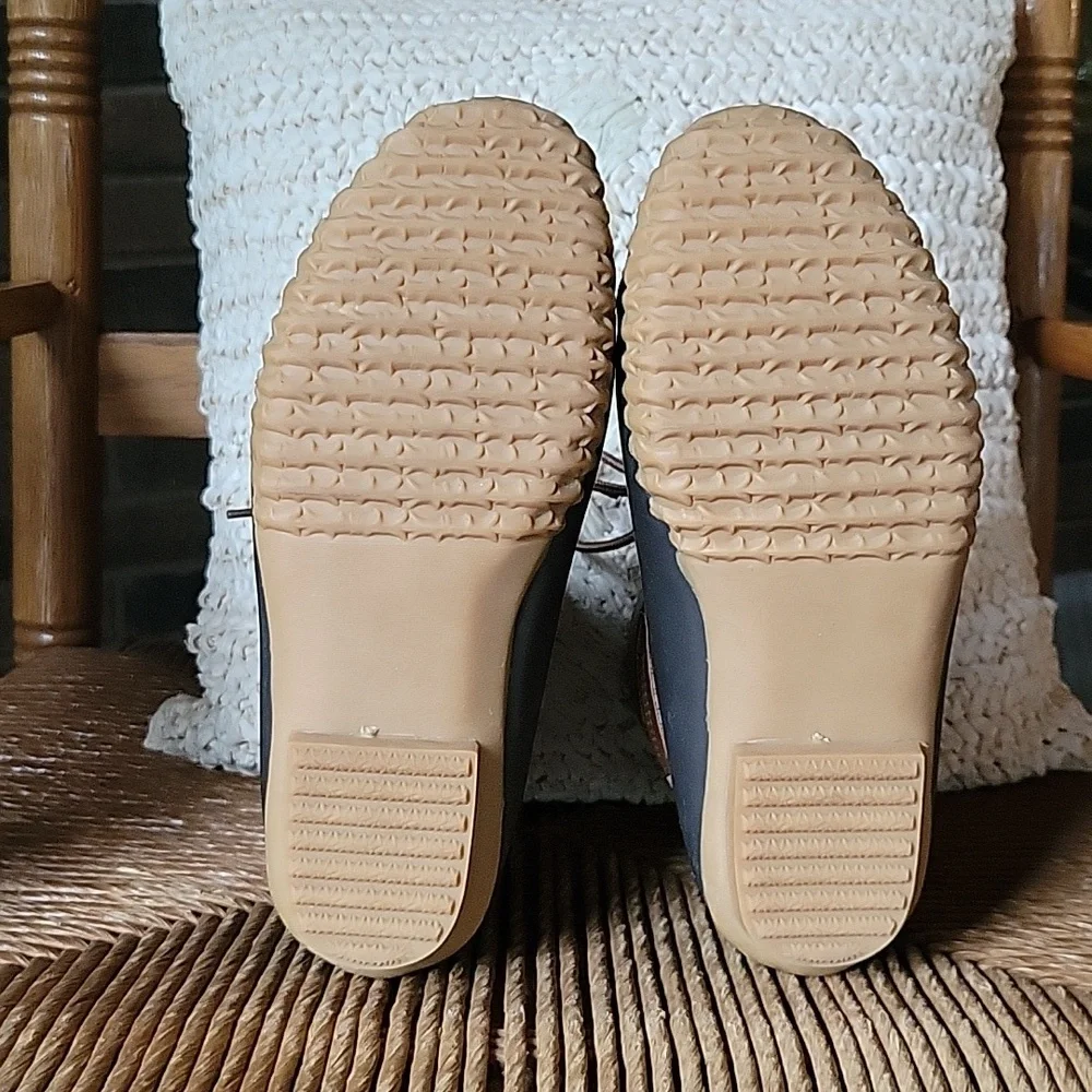 NWOT, JBU Ontario Duck Boot, tan size 6.5M